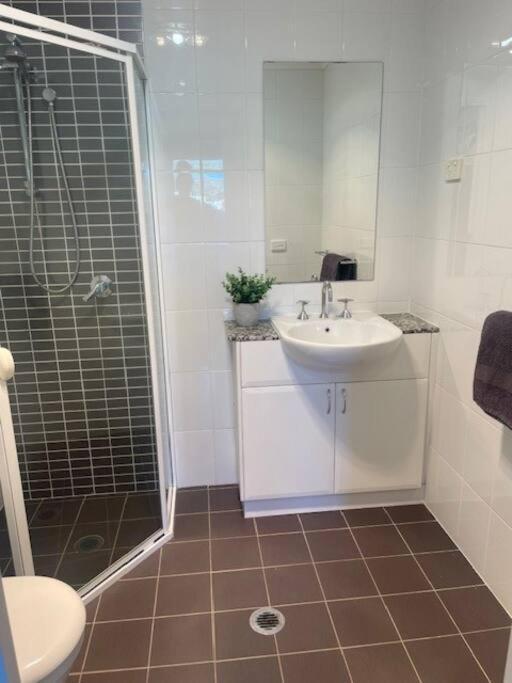 Qbn Cracker: 2Br, 2Ba, 2 Secure B/ Ment Car Parks Apartment Кеанбеан Екстериор снимка